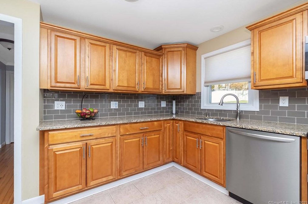16 Charter Rd, Ellington CT  06029-4224 exterior