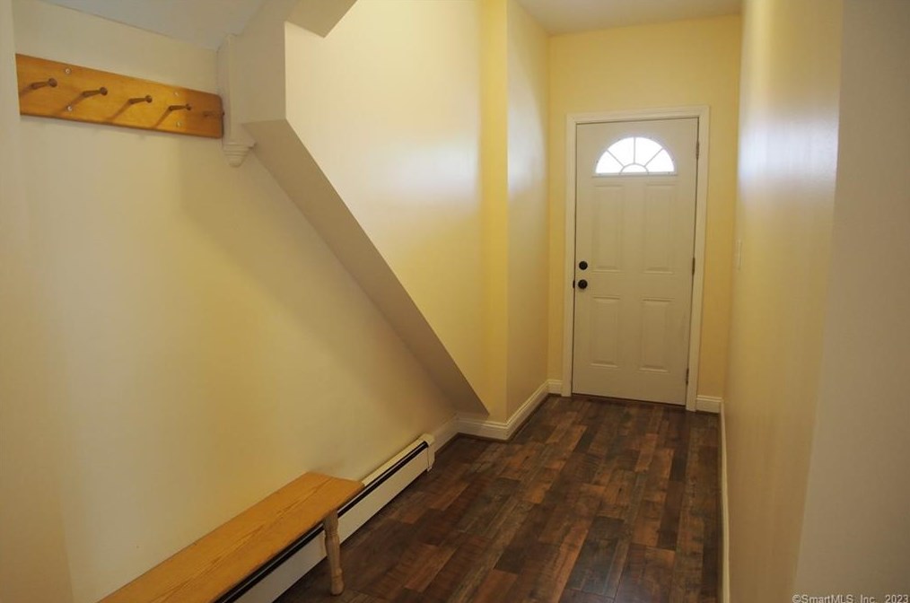 44 Oak Ave #1st Flr, Huntington, CT 06484