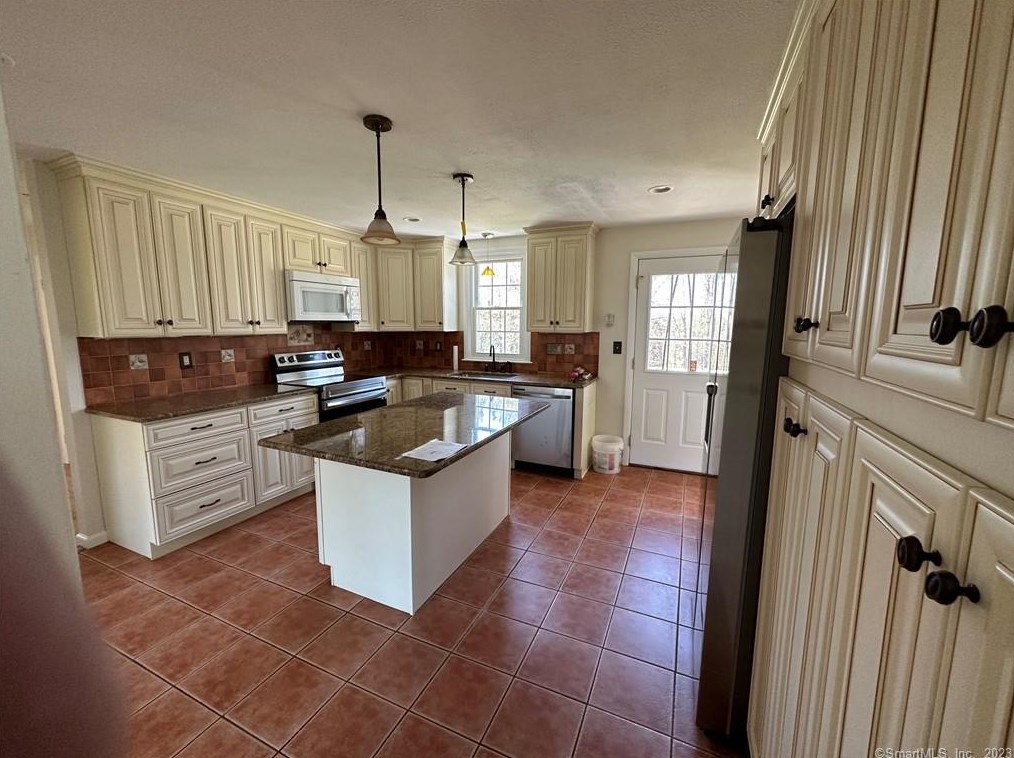 9 Overlook Pl, Huntington, CT 06484