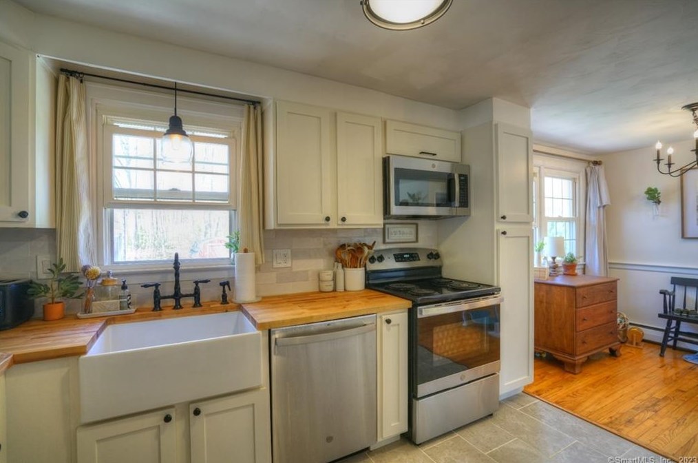 47 Noank Ledyard Rd, Mystic CT  06355-1615 exterior