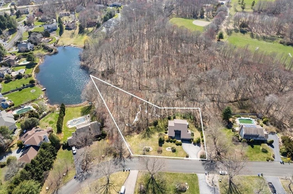 26 Pond Edge Dr, Waterford, CT 06385