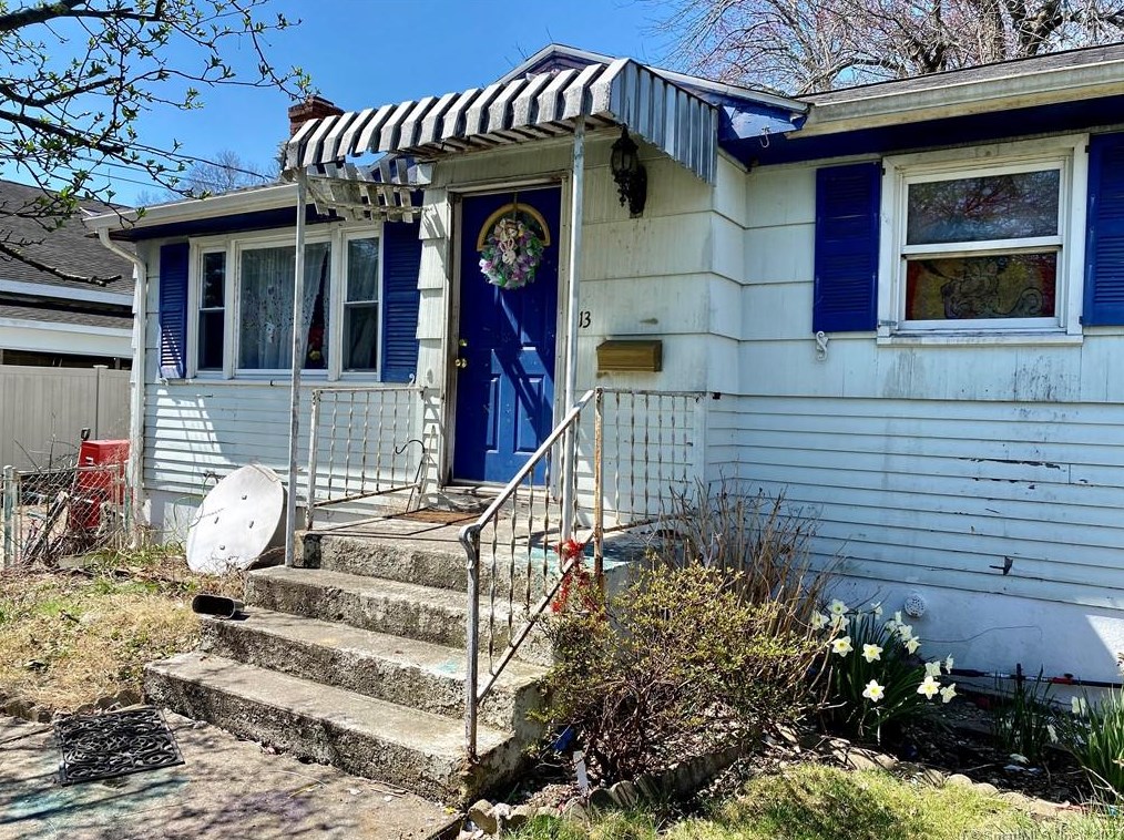 13 Ring Dr, Groton, CT 06340