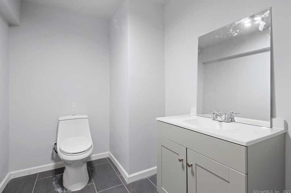 210 Collindale Dr, Meriden CT  06450-8315 exterior