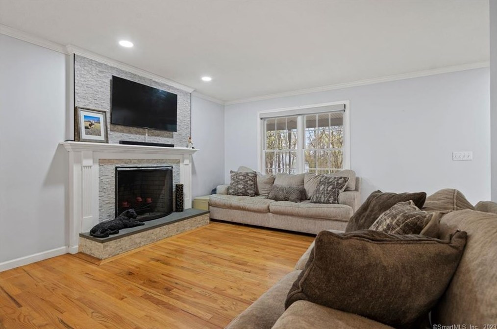 210 Collindale Dr, Meriden CT  06450-8315 exterior