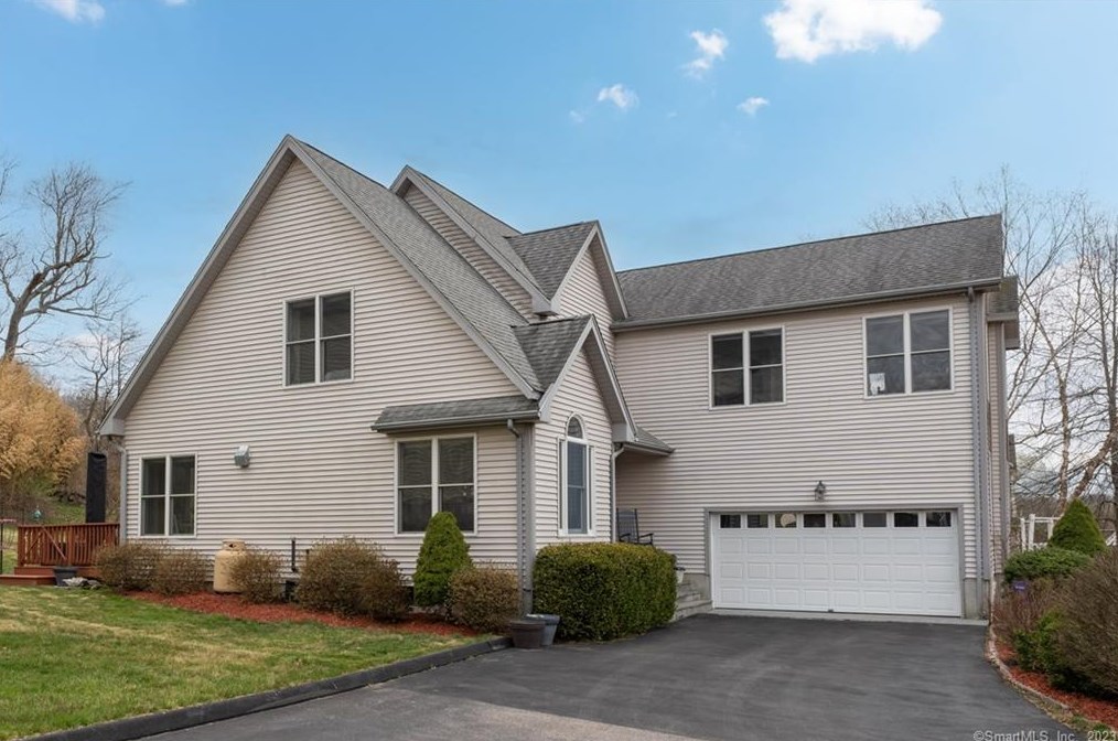 27 Giovanni Dr, Waterford, CT 06385