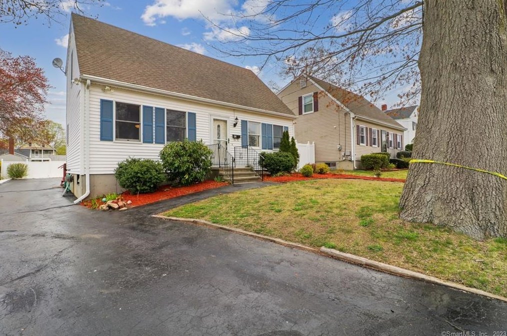 43 W Elderkin Ave, Groton, CT 06340