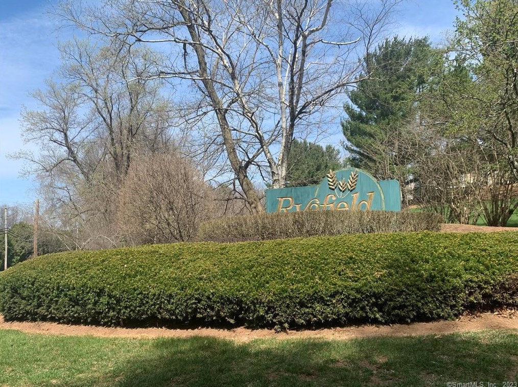 70 Old Town Rd, Vernon CT  06066-6405 exterior