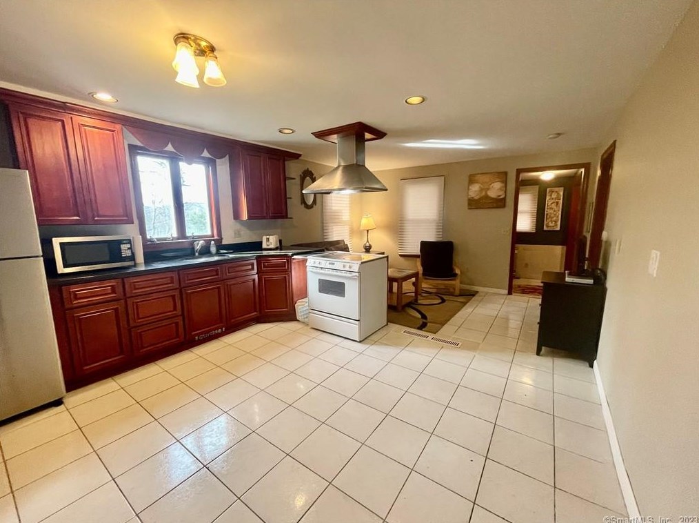 19 Denver Pl, Waterbury, CT 06708