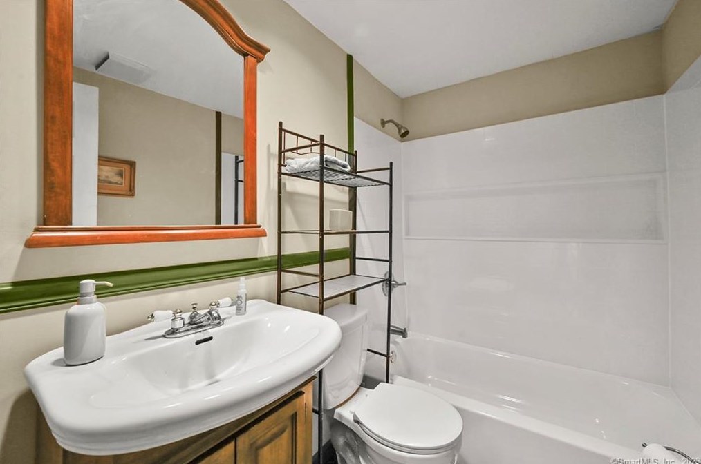 11 Pumpkin Hill Ln, Northville CT  06776-4622 exterior