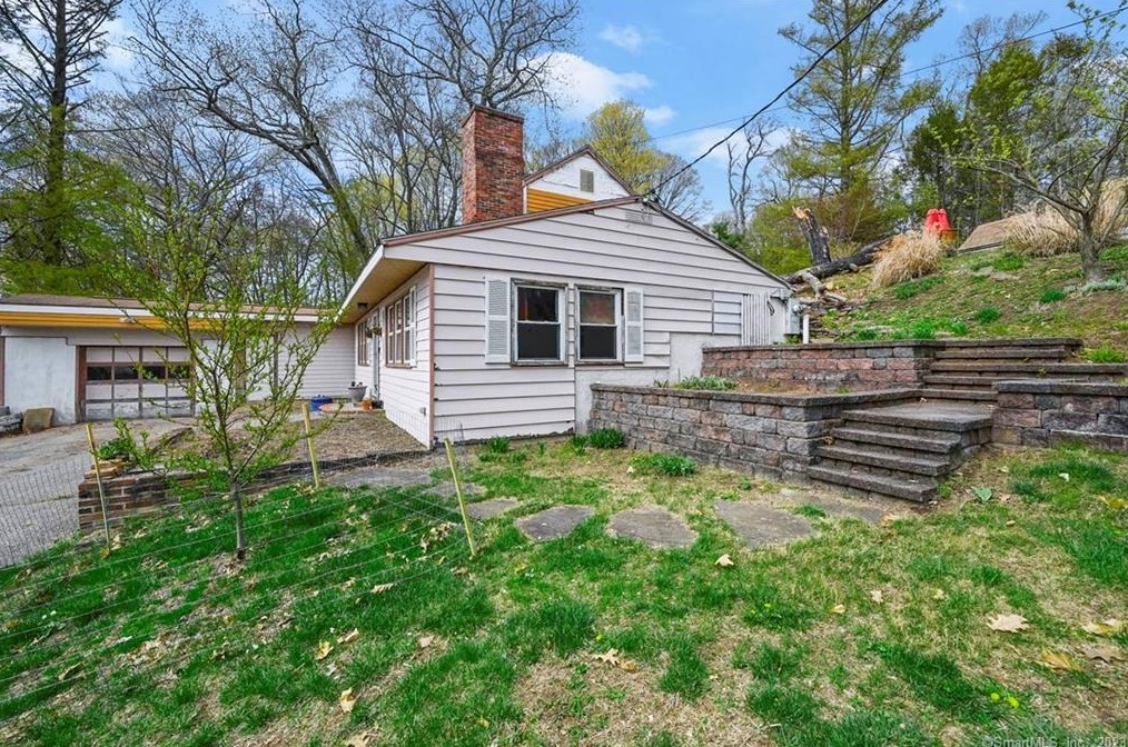 11 Pumpkin Hill Ln, Northville CT  06776-4622 exterior