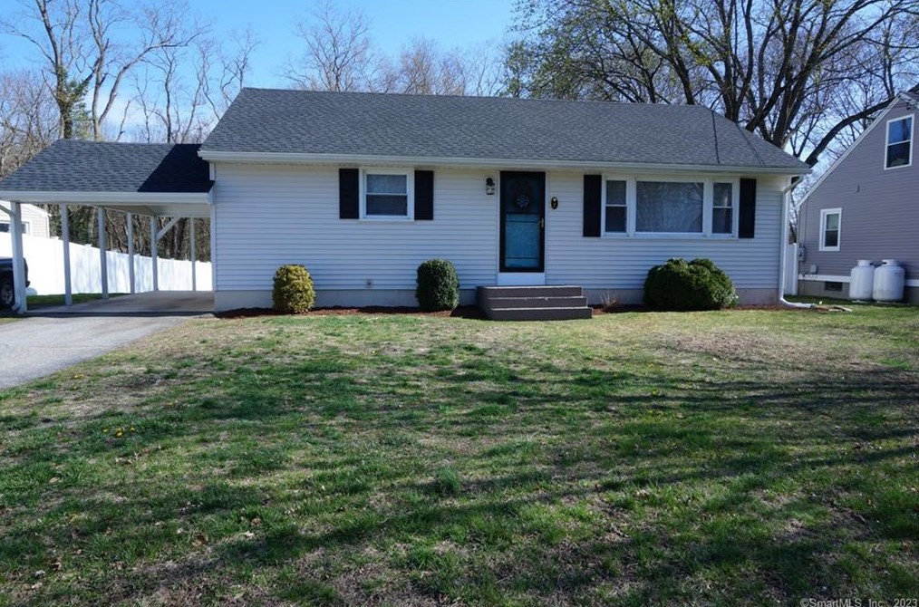 7 Dubreuil Dr, Waterford, CT 06385