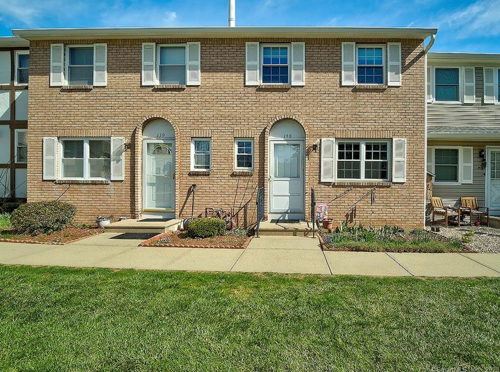 140 E Gate Ln #140, New Haven, CT 06514