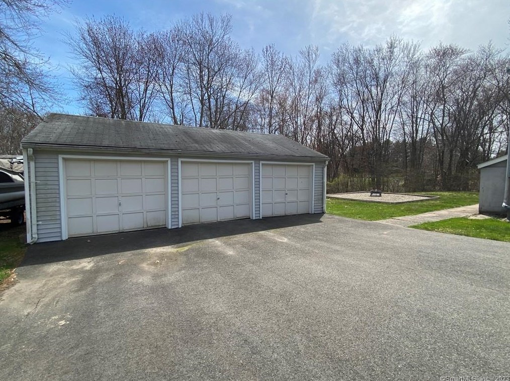 114 Nooks Hill Rd, Cromwell CT  06416-1532 exterior
