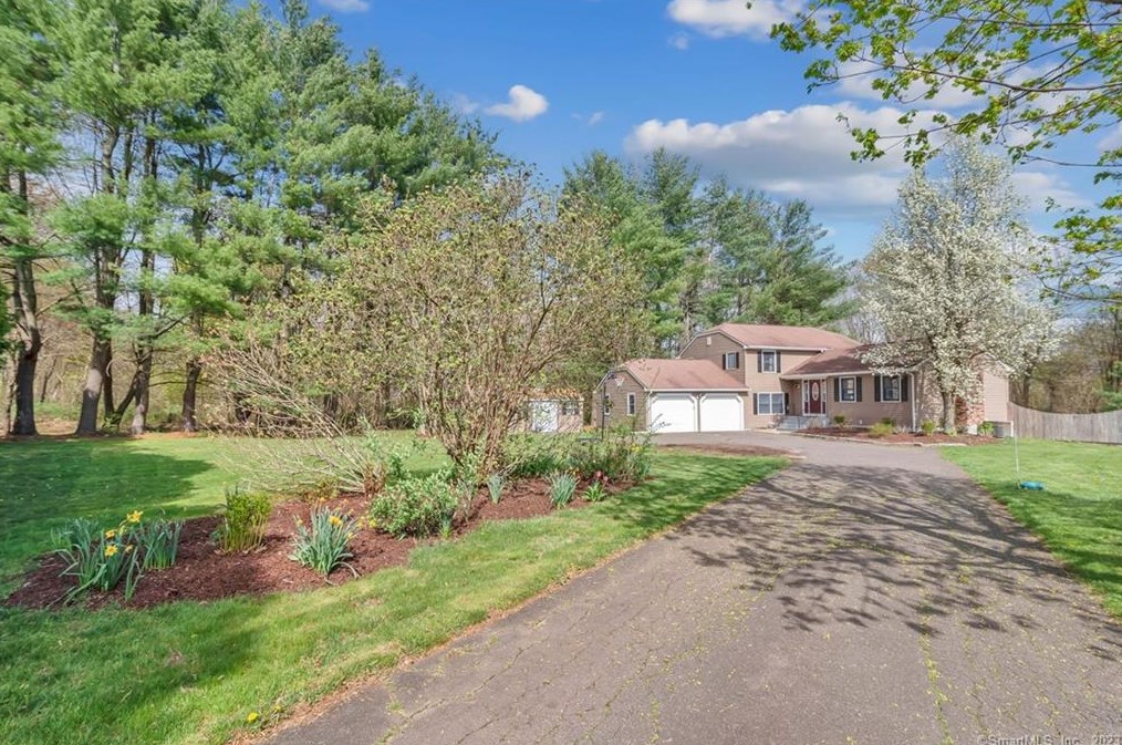 18 Alexander Ln, Suffield, CT 06078