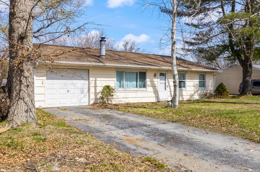 4 Robin Ln, Gales Ferry, CT 06339