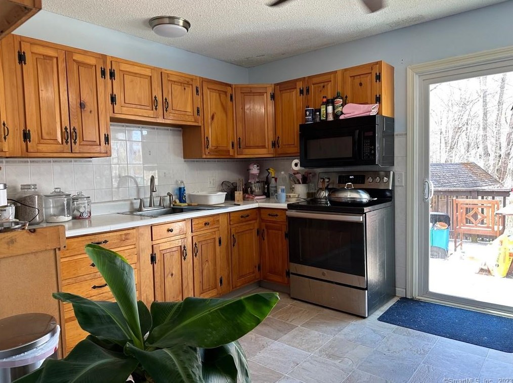 33 Beechwood Blvd, Plainfield, CT 06374-2102