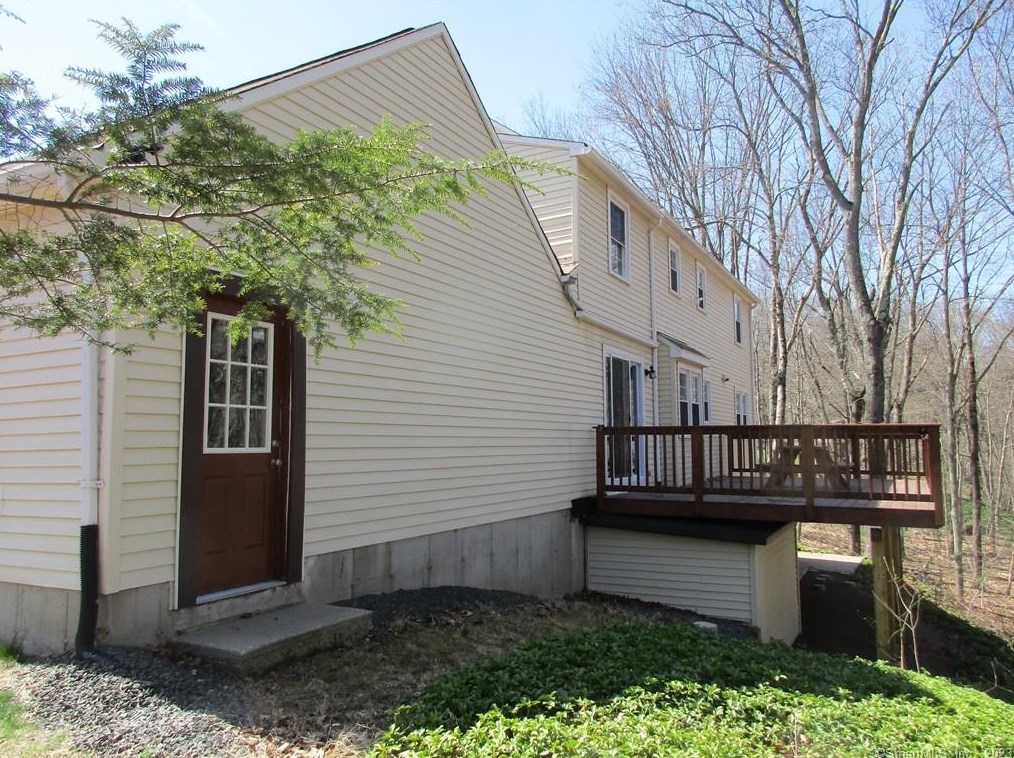 315 W Woods Rd, New Haven, CT 06518