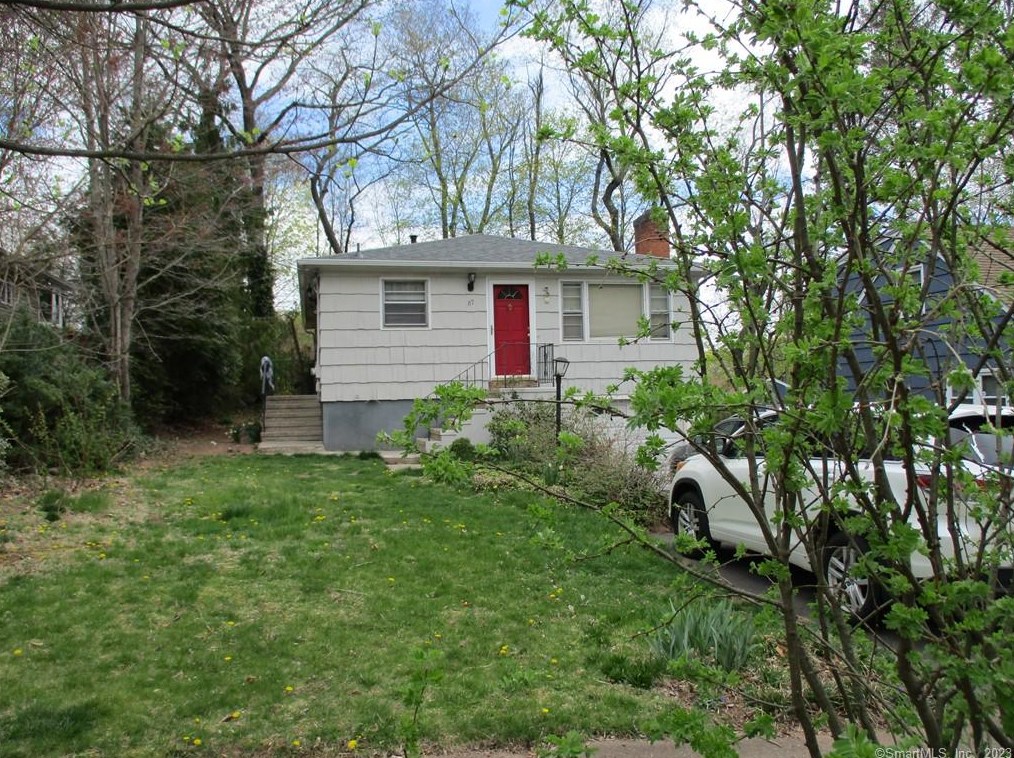 87 Briarcliff Rd, New Haven, CT 06518-2506