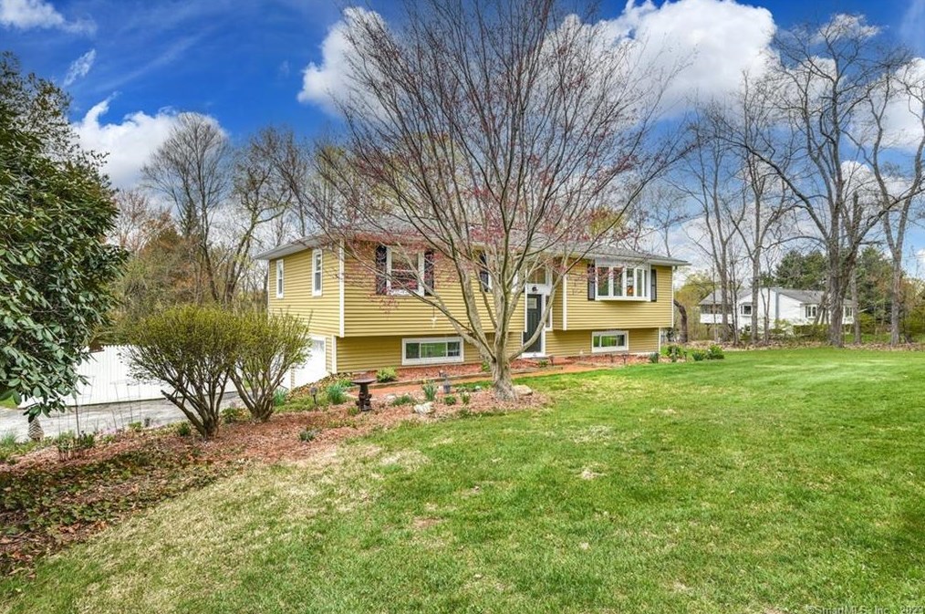 354 Quassapaug Rd, Woodbury, CT 06798