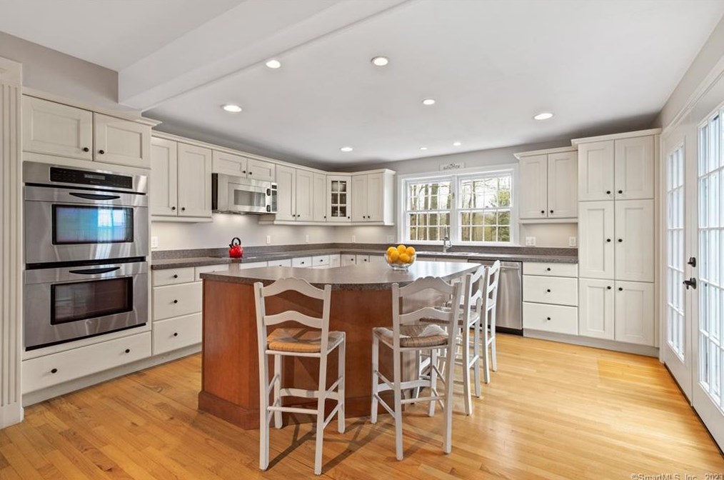 53 Stonehedge Ln, Guilford, CT 06437-2205
