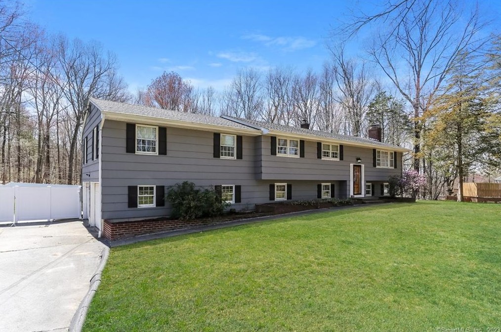 52 Coach Dr, Northford, CT 06472