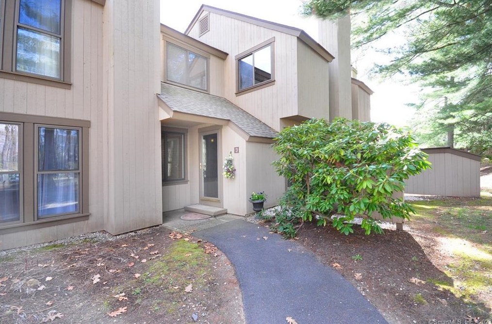 3 Woods Hollow Ct, Avon, CT 06001-4542