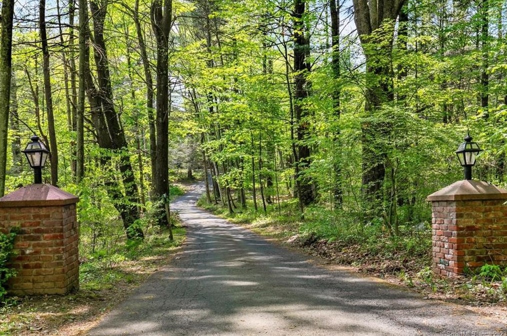 2 Hanson Rd, Collinsville, CT 06019