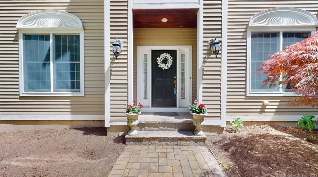 8 Ridgewood Rd, Unionville, CT 06013
