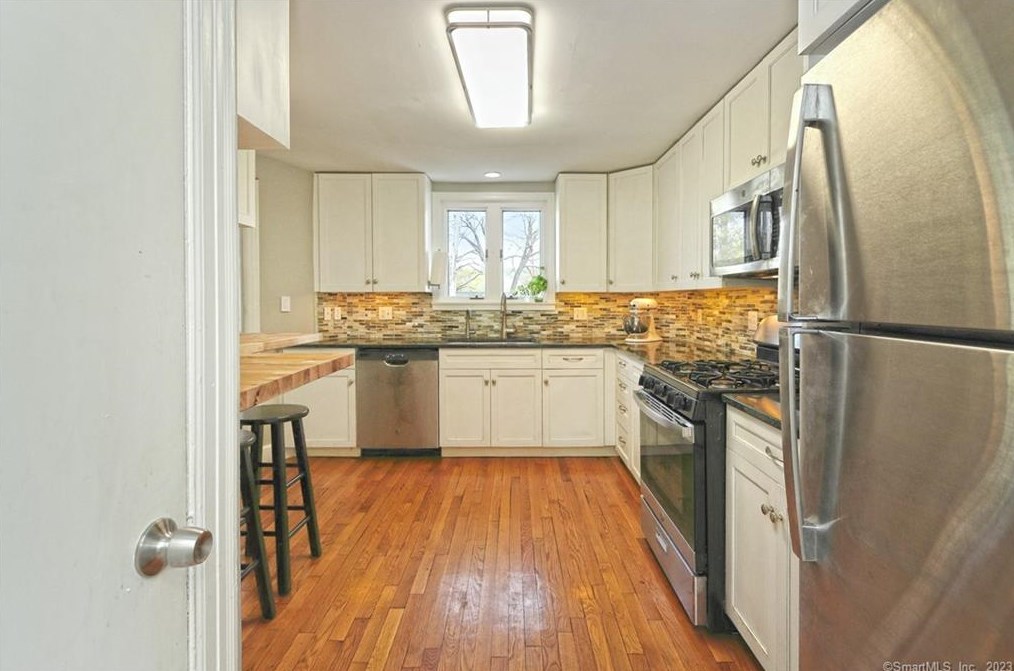 100 Lakeview Ter, New Haven CT  06515-1811 exterior