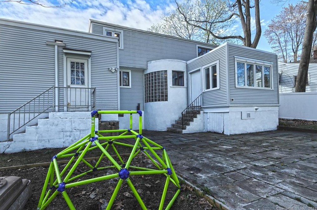 100 Lakeview Ter, New Haven CT  06515-1811 exterior