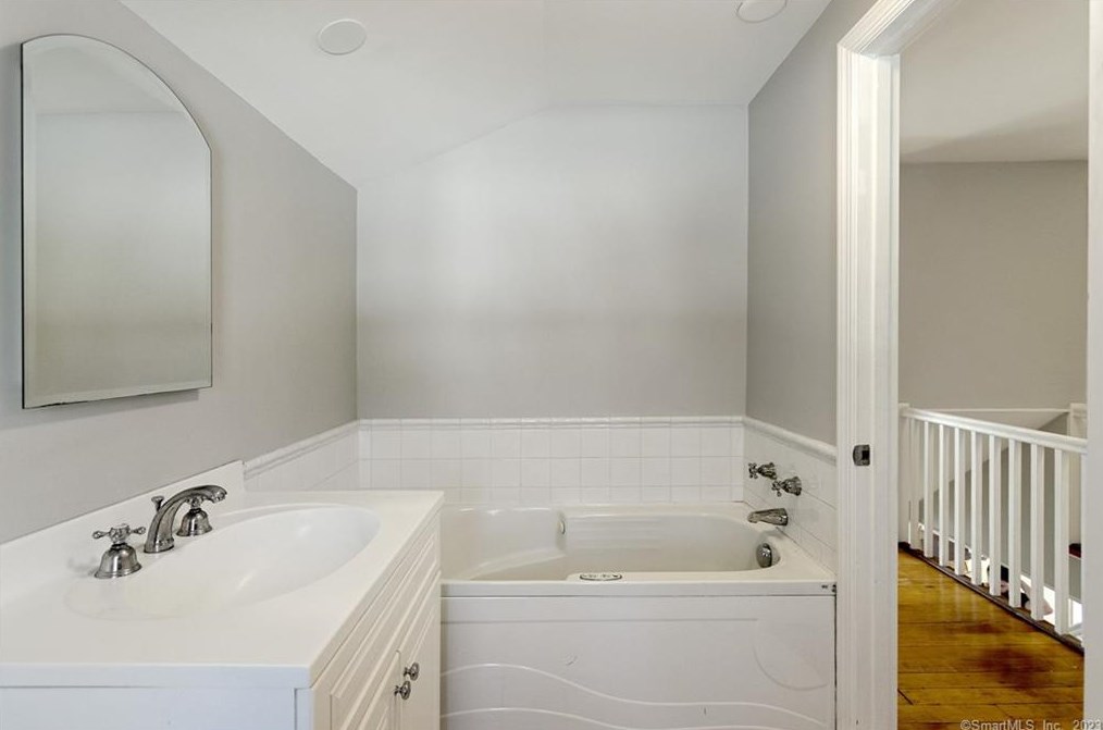 100 Lakeview Ter, New Haven CT  06515-1811 exterior