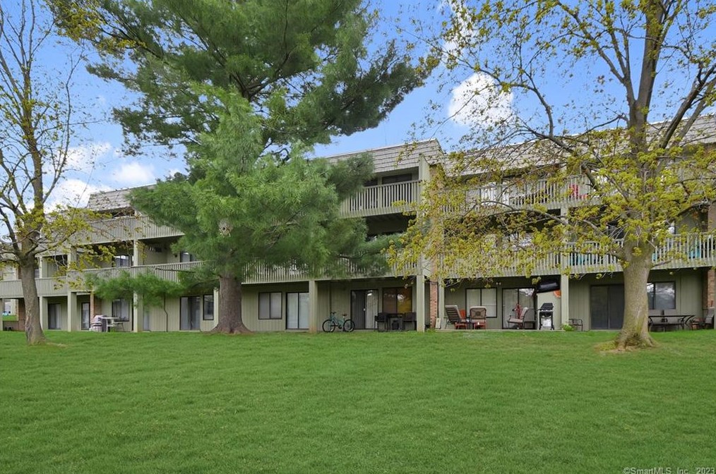 5 Kim Ileen Ct, Cromwell CT  06416-1756 exterior