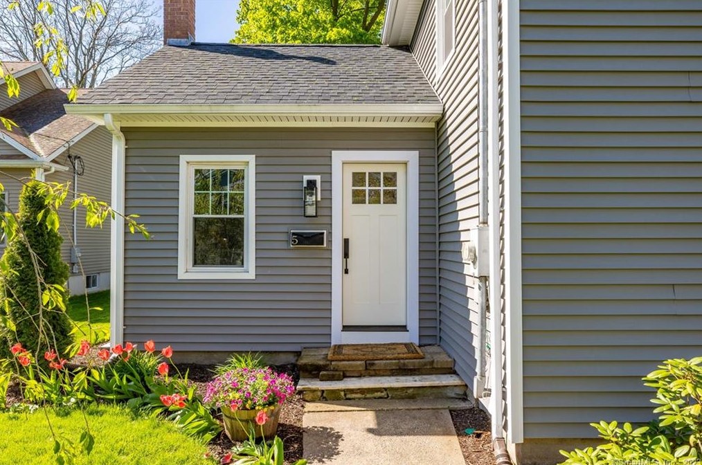5 Elbow Ln, Plainville, CT 06062