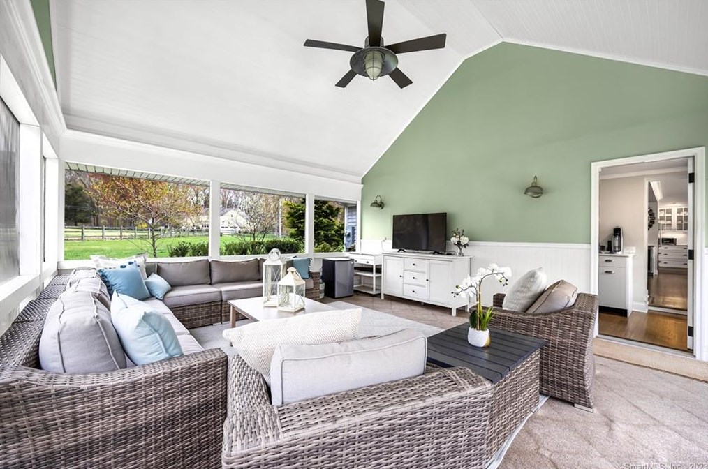 62 Mistywood Ln, Fairfield CT  06824-1620 exterior