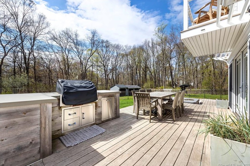 62 Mistywood Ln, Fairfield CT  06824-1620 exterior