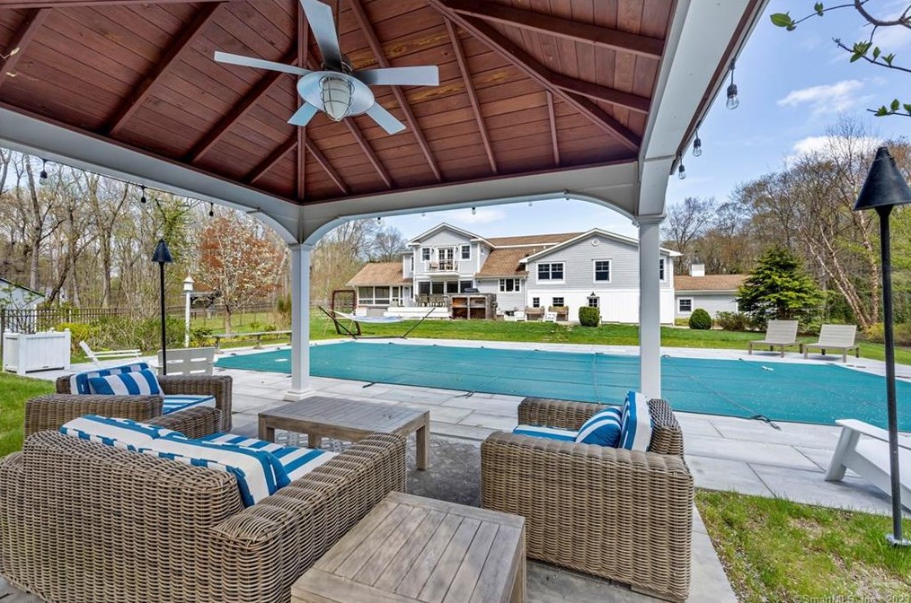 62 Mistywood Ln, Fairfield CT  06824-1620 exterior