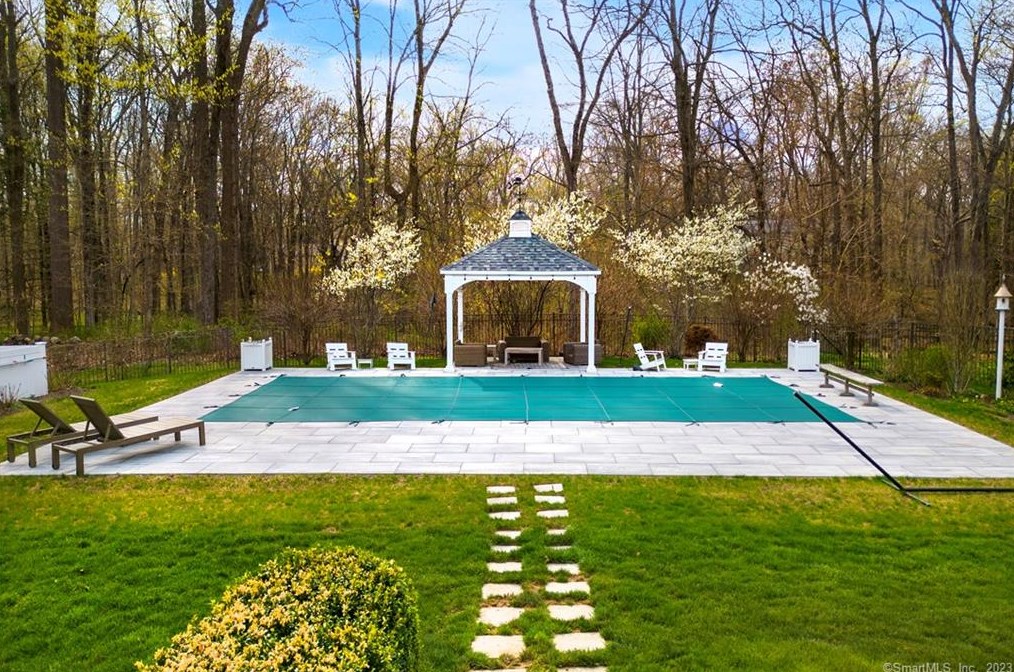 62 Mistywood Ln, Fairfield CT  06824-1620 exterior