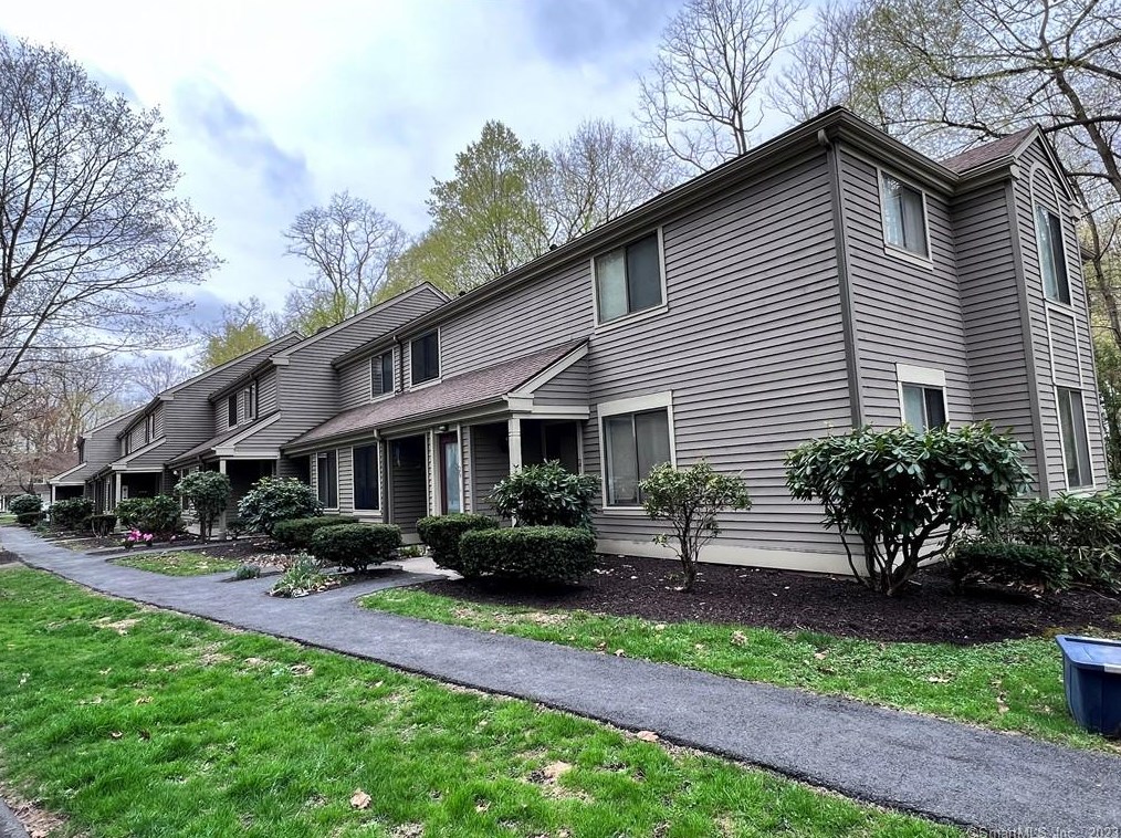 33 Riveredge Dr, Winsted, CT 06098-2137