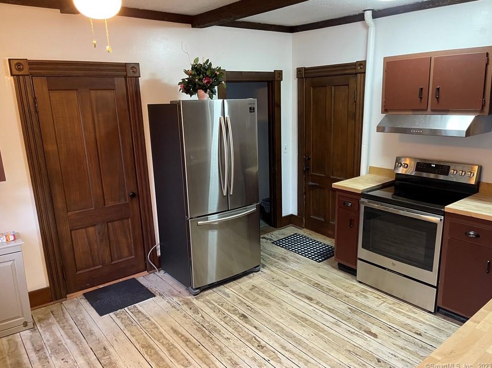 39 Pearl St, Mystic CT  06355-1831 exterior