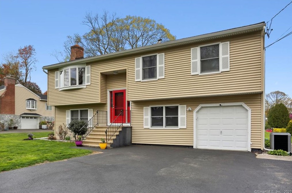 106 Hickory Ln, Waterbury, CT 06716