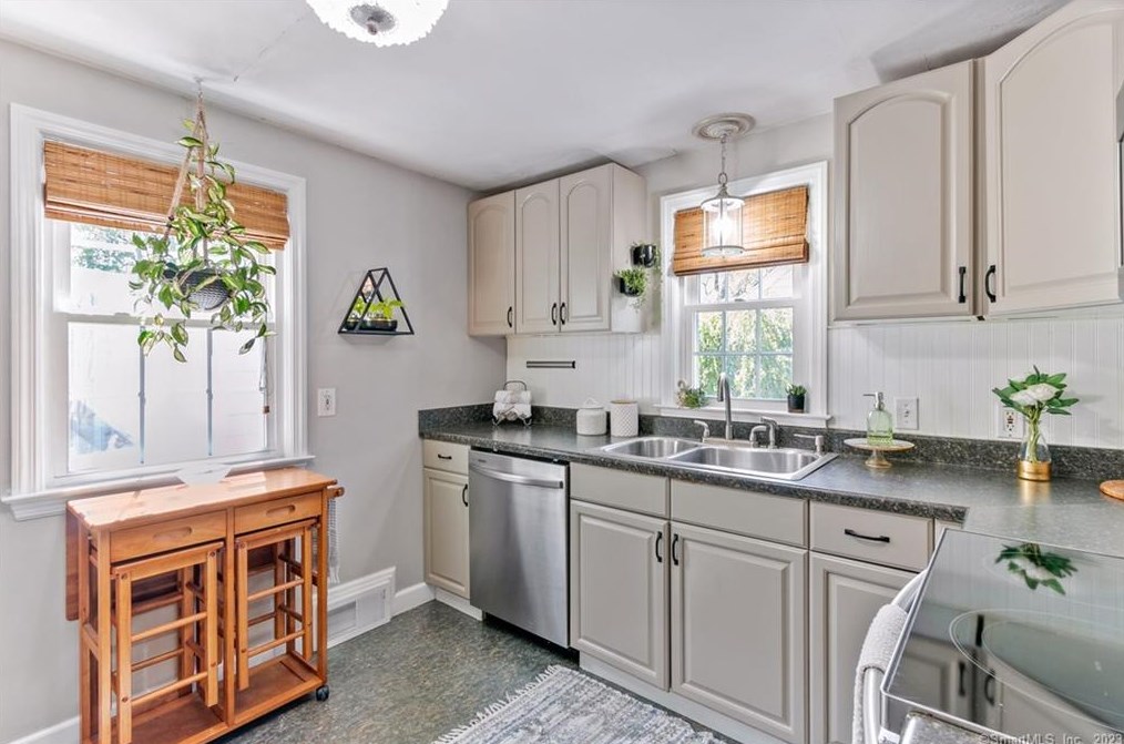 33 Edgemere Ave, Hartford CT  06110-1118 exterior
