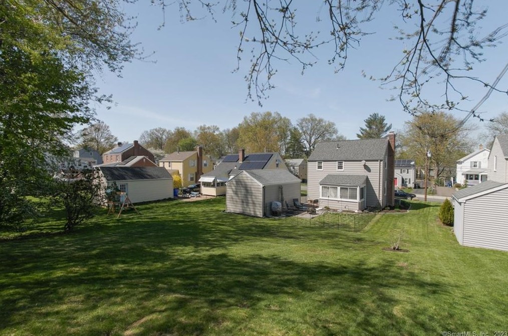 33 Edgemere Ave, Hartford CT  06110-1118 exterior