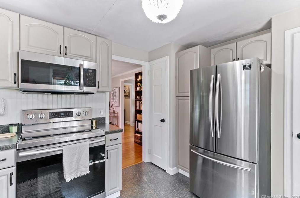 33 Edgemere Ave, Hartford CT  06110-1118 exterior
