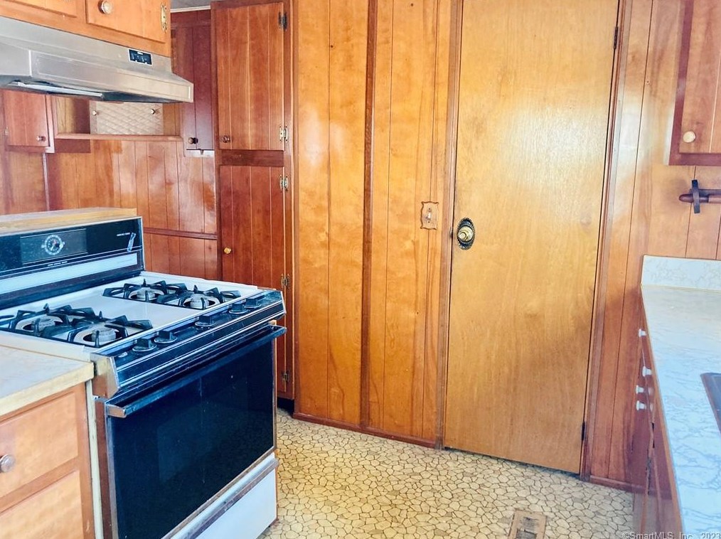 21 Shawnee Rd, Hartford CT  06118-2554 exterior
