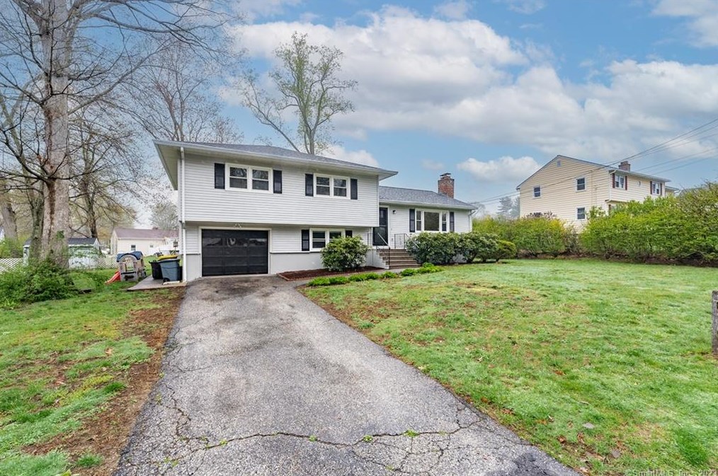 5 Hickory Ln, Ansonia, CT 06401