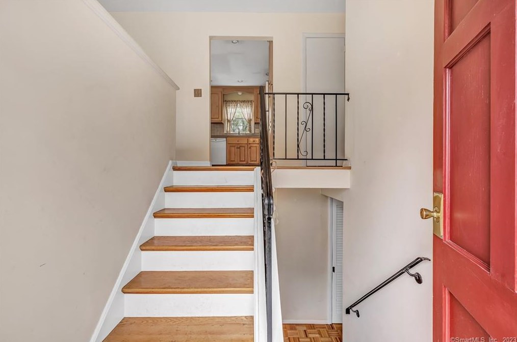 15 Greenacre Dr, Huntington, CT 06484