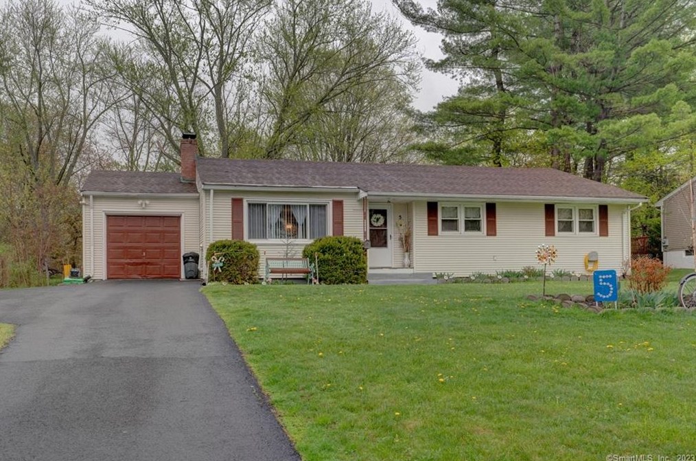 5 Hickory Ln, Bloomfield, CT 06002