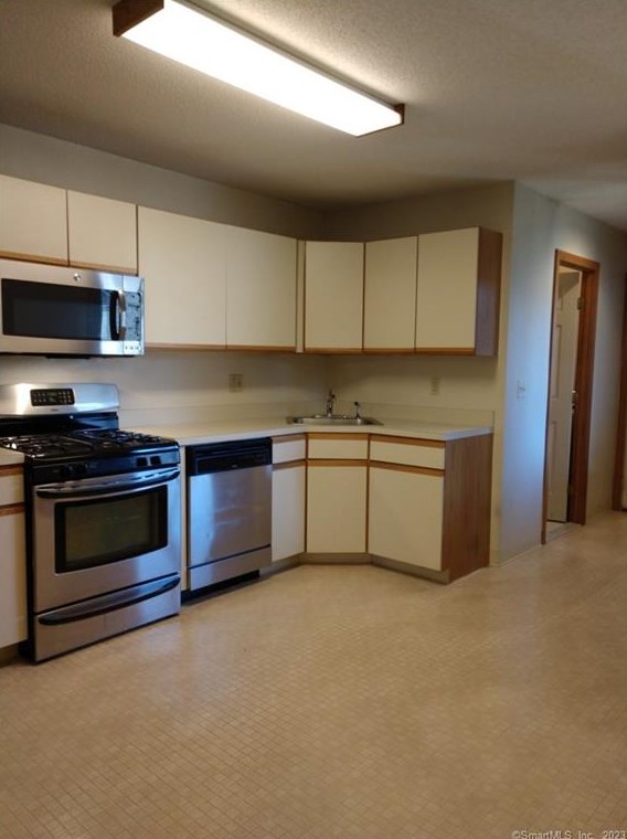 2105 Mill Pond Dr Unit 2105, Wapping, CT
