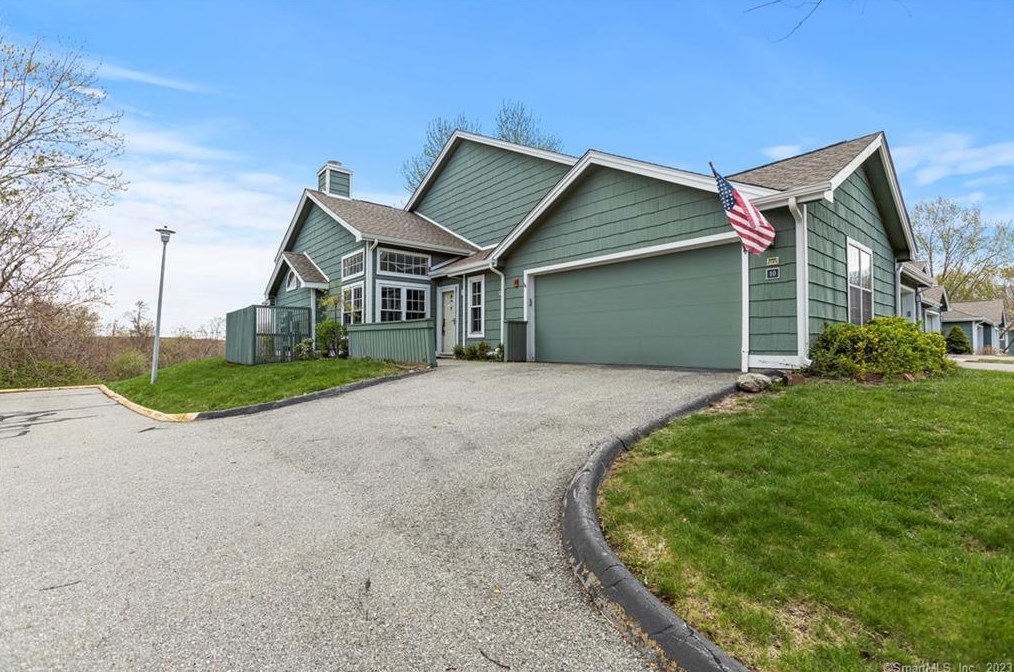 10 Spyglass Cir #10, Groton, CT 06340