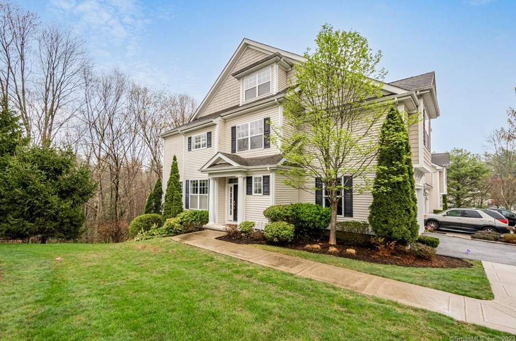 34 Ridgewood Dr, Waterbury, CT 06762-2943
